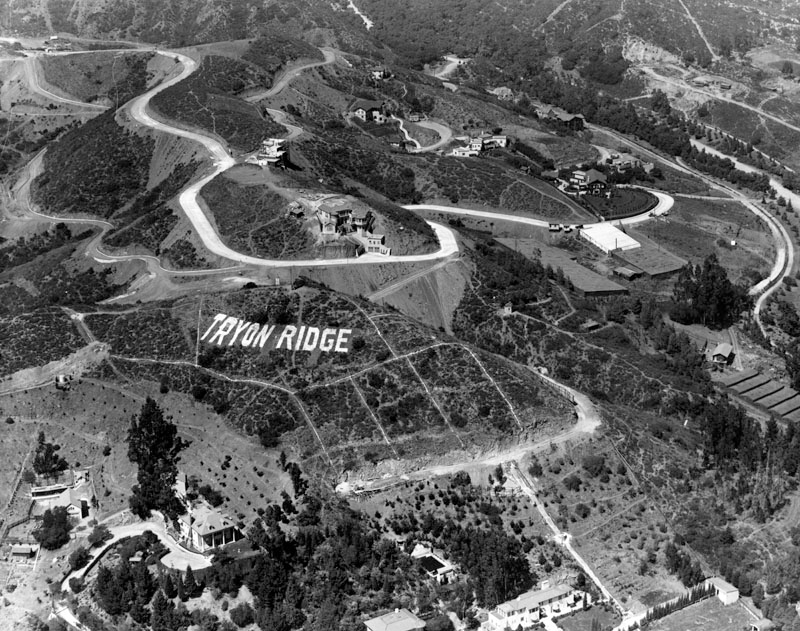 Illustration for article titled Before the Hollywood Sign Found Fame, Others Signs Dotted LA's Hillsides